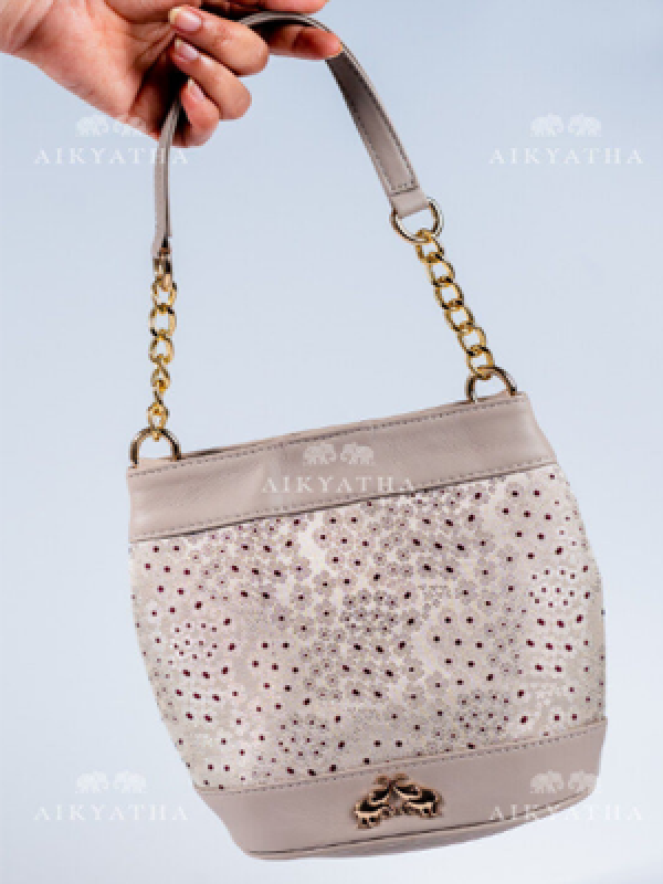 Aikyatha Cream Banarasi Potli - 0033N600191070