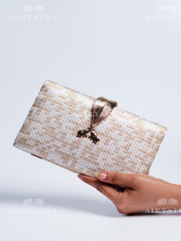 Aikyatha White Banarasi Clutch - 0033N600190154